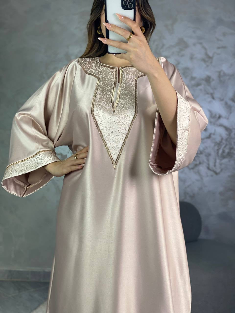 Robe en satin et brocard